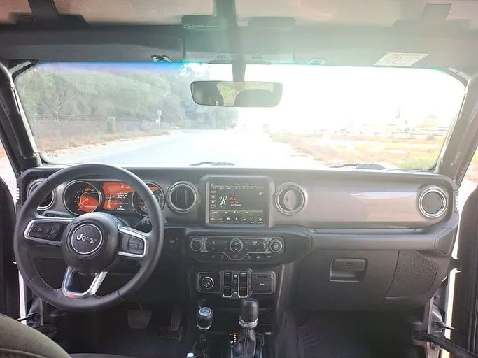 Новый Jeep Wrangler IV (JL) Рестайлинг, 3.6 л, 2023 в Шардже от Imad Younis Almani used Cars Серый цвет. GCC | AUTO.AE