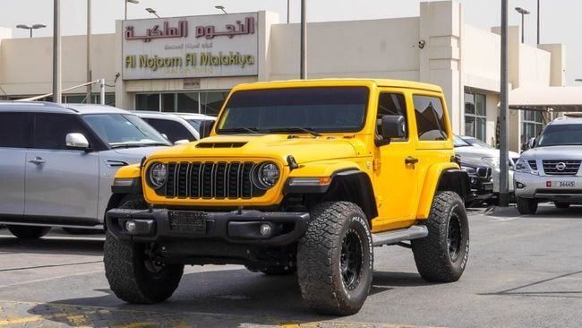 Подержанный Jeep Wrangler IV (JL), 2.0 л, 2020 в Шардже от Alnujoom Al Malakiah Used Cars Желтый цвет. GCC | AUTO.AE