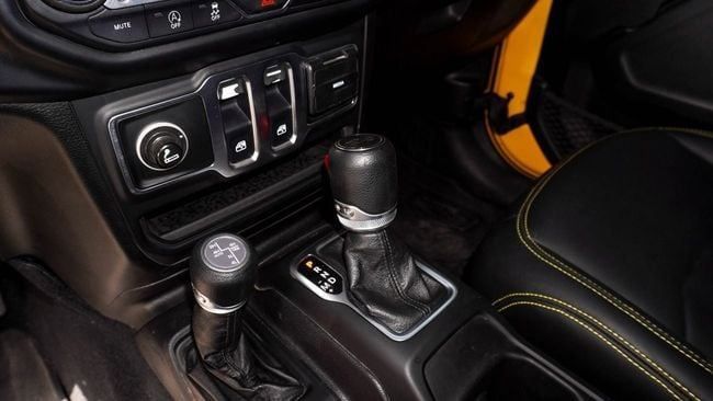 Подержанный Jeep Wrangler IV (JL), 2.0 л, 2020 в Шардже от Alnujoom Al Malakiah Used Cars Желтый цвет. GCC | AUTO.AE