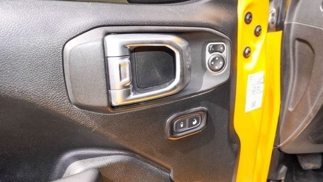 Подержанный Jeep Wrangler IV (JL), 2.0 л, 2020 в Шардже от Alnujoom Al Malakiah Used Cars Желтый цвет. GCC | AUTO.AE