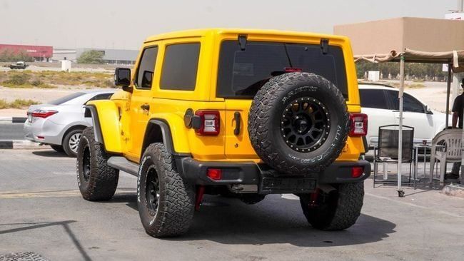 Подержанный Jeep Wrangler IV (JL), 2.0 л, 2020 в Шардже от Alnujoom Al Malakiah Used Cars Желтый цвет. GCC | AUTO.AE