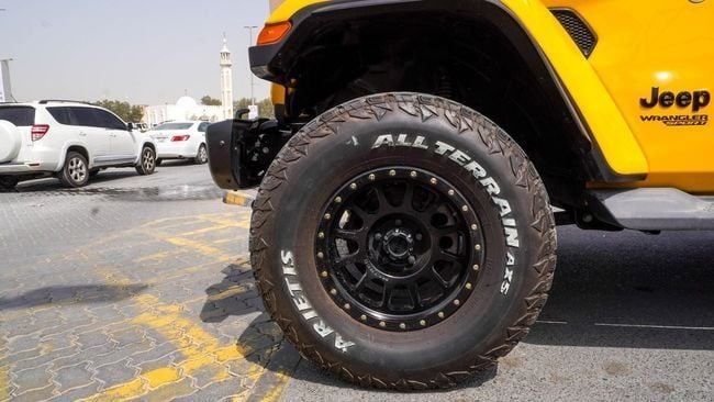 Подержанный Jeep Wrangler IV (JL), 2.0 л, 2020 в Шардже от Alnujoom Al Malakiah Used Cars Желтый цвет. GCC | AUTO.AE