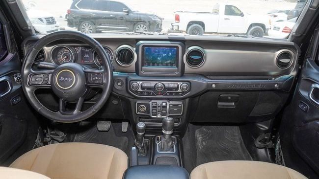 Подержанный Jeep Wrangler IV (JL), 3.6 л, 2018 в Шардже от Alnujoom Al Malakiah Used Cars Черный цвет. GCC | AUTO.AE