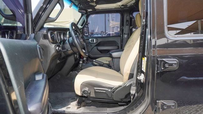 Подержанный Jeep Wrangler IV (JL), 3.6 л, 2018 в Шардже от Alnujoom Al Malakiah Used Cars Черный цвет. GCC | AUTO.AE