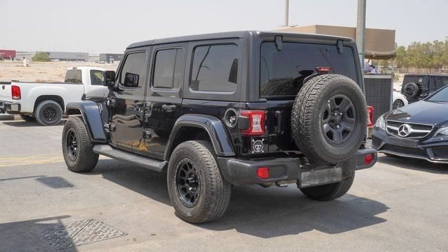 Подержанный Jeep Wrangler IV (JL), 3.6 л, 2018 в Шардже от Alnujoom Al Malakiah Used Cars Черный цвет. GCC | AUTO.AE