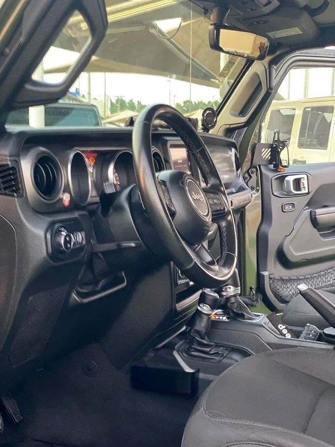 Подержанный Jeep Wrangler IV (JL), 2.0 л, 2021 в Шардже от Ahmad alkhodari Motors Зеленый цвет. GCC | AUTO.AE