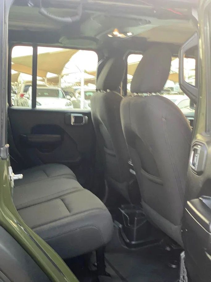 Подержанный Jeep Wrangler IV (JL), 2.0 л, 2021 в Шардже от Ahmad alkhodari Motors Зеленый цвет. GCC | AUTO.AE