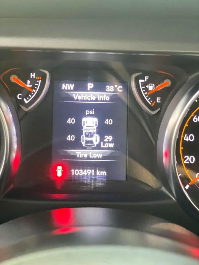 Подержанный Jeep Wrangler IV (JL), 2.0 л, 2021 в Шардже от Ahmad alkhodari Motors Зеленый цвет. GCC | AUTO.AE