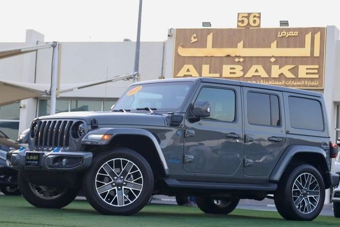 Подержанный Jeep Wrangler IV (JL), 2.0 л, 2023 в Шардже от Al Bake Used Cars Серый цвет.  | AUTO.AE