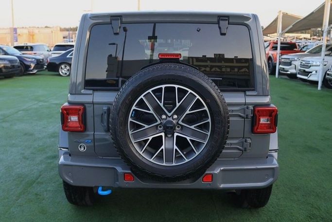 Подержанный Jeep Wrangler IV (JL), 2.0 л, 2023 в Шардже от Al Bake Used Cars Серый цвет.  | AUTO.AE