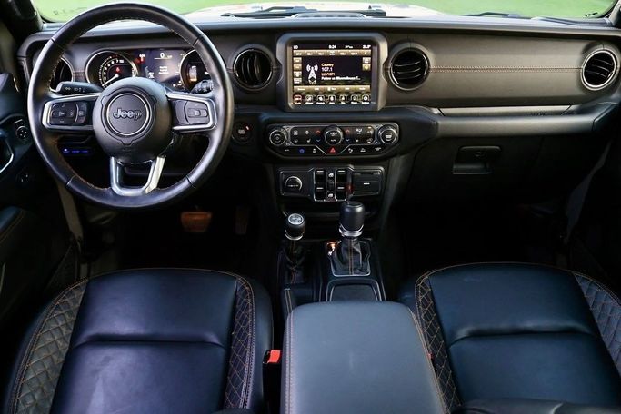 Подержанный Jeep Wrangler IV (JL), 2.0 л, 2023 в Шардже от Al Bake Used Cars Серый цвет.  | AUTO.AE