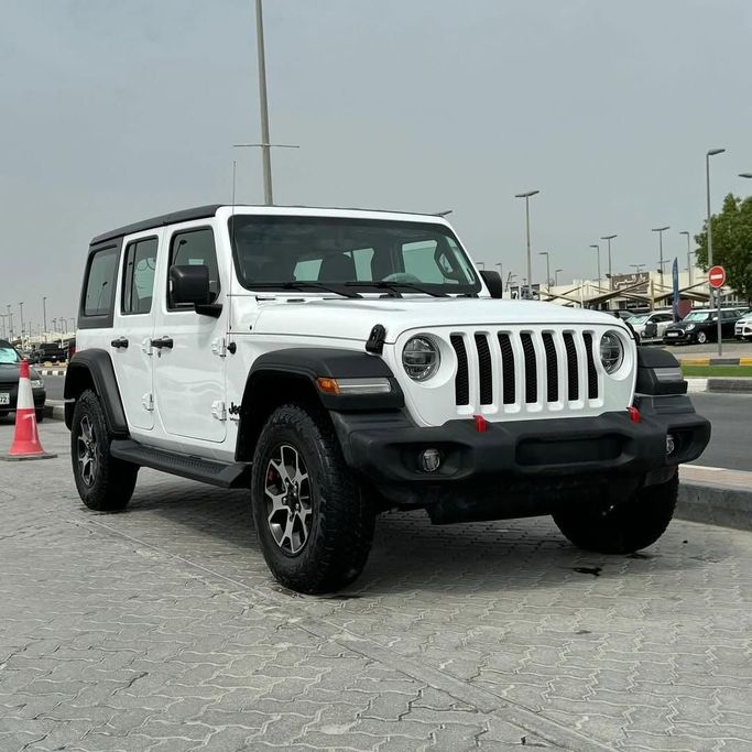Подержанный Jeep Wrangler IV (JL), 2.0 л, 2021 в Шардже от Alfaris Used Cars Белый цвет.  | AUTO.AE