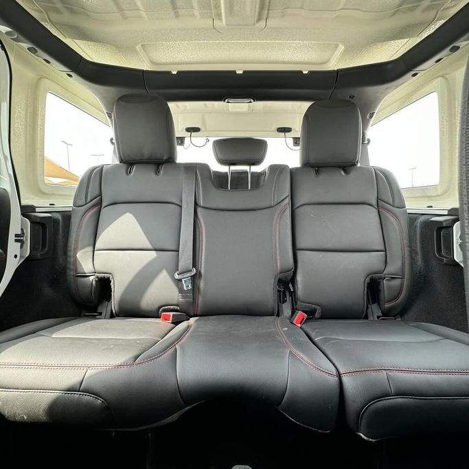 Подержанный Jeep Wrangler IV (JL), 2.0 л, 2021 в Шардже от Alfaris Used Cars Белый цвет.  | AUTO.AE