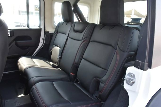 Подержанный Jeep Wrangler IV (JL), 2.0 л, 2021 в Шардже от Alfaris Used Cars Белый цвет.  | AUTO.AE