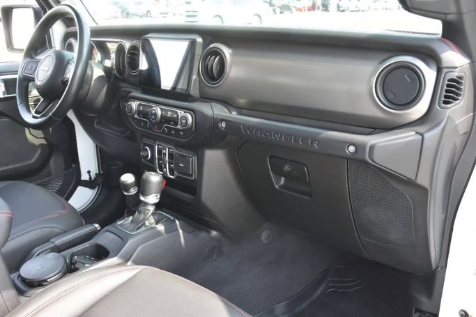 Подержанный Jeep Wrangler IV (JL), 2.0 л, 2021 в Шардже от Alfaris Used Cars Белый цвет.  | AUTO.AE