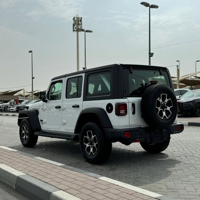 Подержанный Jeep Wrangler IV (JL), 2.0 л, 2021 в Шардже от Alfaris Used Cars Белый цвет.  | AUTO.AE