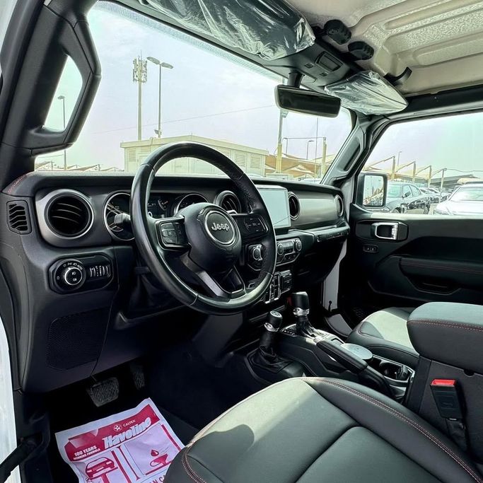 Подержанный Jeep Wrangler IV (JL), 2.0 л, 2021 в Шардже от Alfaris Used Cars Белый цвет.  | AUTO.AE