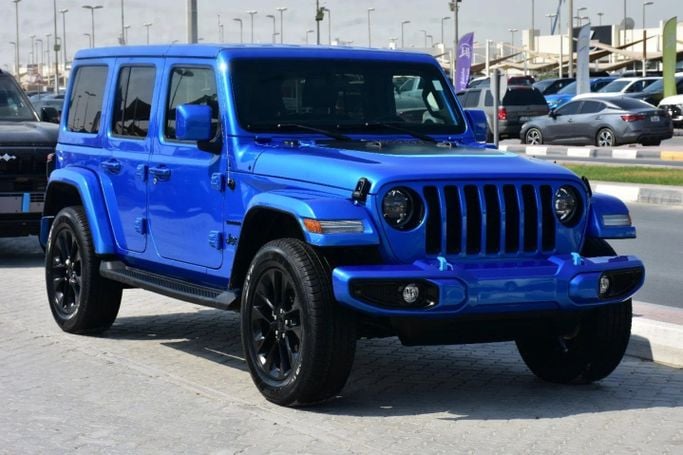 Подержанный Jeep Wrangler 4xe IV (JL) Рестайлинг, 2.0 л, 2023 в Шардже от Alfaris Used Cars Синий цвет. Other | AUTO.AE