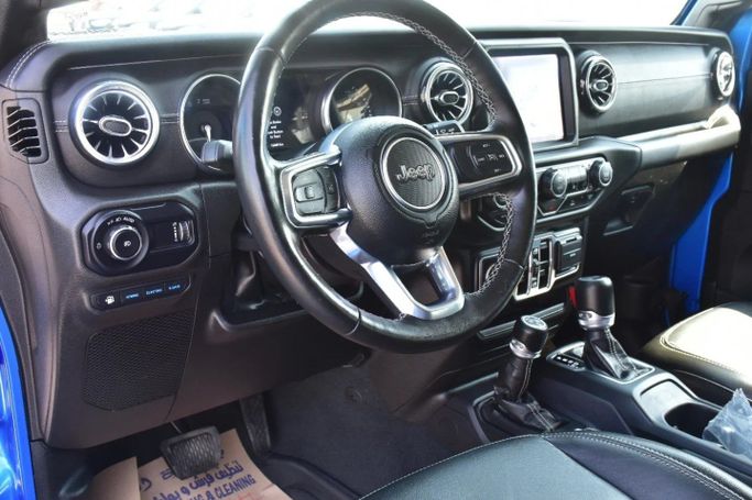 Подержанный Jeep Wrangler 4xe IV (JL) Рестайлинг, 2.0 л, 2023 в Шардже от Alfaris Used Cars Синий цвет. Other | AUTO.AE