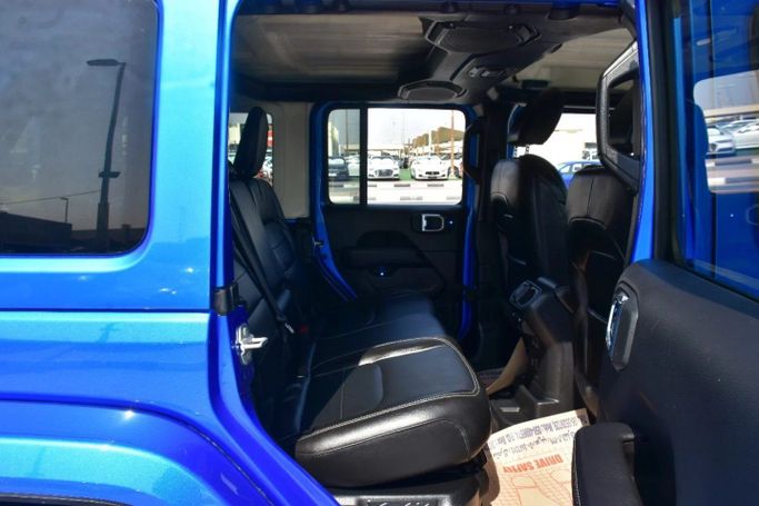 Подержанный Jeep Wrangler 4xe IV (JL) Рестайлинг, 2.0 л, 2023 в Шардже от Alfaris Used Cars Синий цвет. Other | AUTO.AE