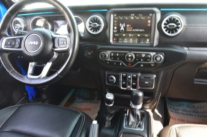 Подержанный Jeep Wrangler 4xe IV (JL) Рестайлинг, 2.0 л, 2023 в Шардже от Alfaris Used Cars Синий цвет. Other | AUTO.AE