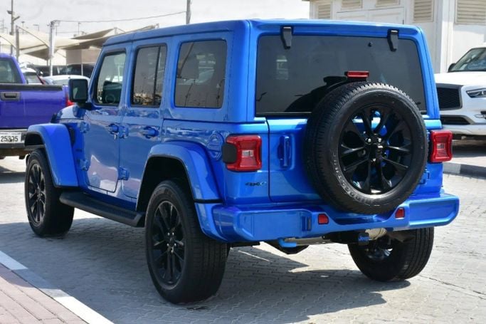 Подержанный Jeep Wrangler 4xe IV (JL) Рестайлинг, 2.0 л, 2023 в Шардже от Alfaris Used Cars Синий цвет. Other | AUTO.AE