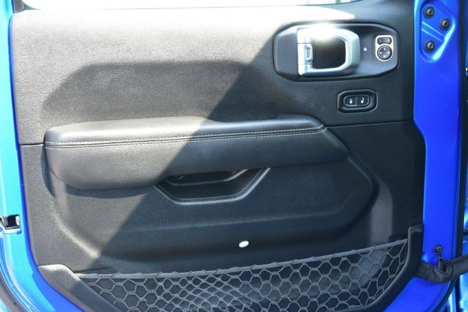 Подержанный Jeep Wrangler 4xe IV (JL) Рестайлинг, 2.0 л, 2023 в Шардже от Alfaris Used Cars Синий цвет. Other | AUTO.AE