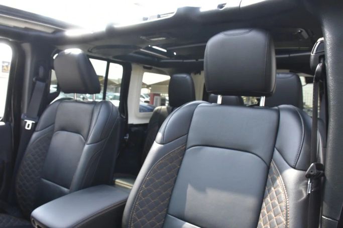 Подержанный Jeep Wrangler IV (JL), 2.0 л, 2023 в Шардже от Alfaris Used Cars Черный цвет. Other | AUTO.AE