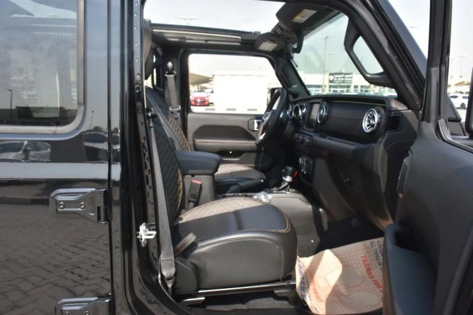 Подержанный Jeep Wrangler IV (JL), 2.0 л, 2023 в Шардже от Alfaris Used Cars Черный цвет. Other | AUTO.AE