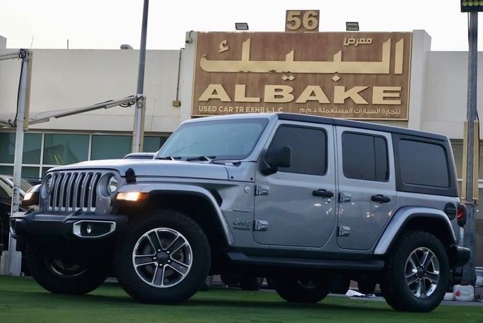 Подержанный Jeep Wrangler IV (JL), 2.0 л, 2020 в Шардже от Al Bake Used Cars Серебристый цвет.  | AUTO.AE