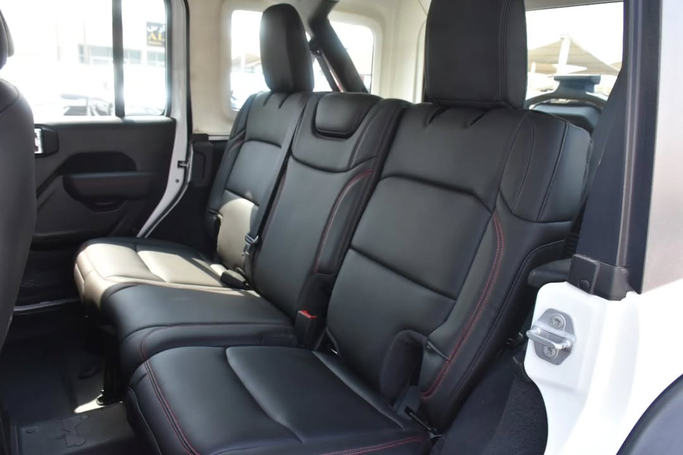 Подержанный Jeep Wrangler IV (JL), 3.6 л, 2021 в Шардже от Alfaris Used Cars Белый цвет. GCC | AUTO.AE