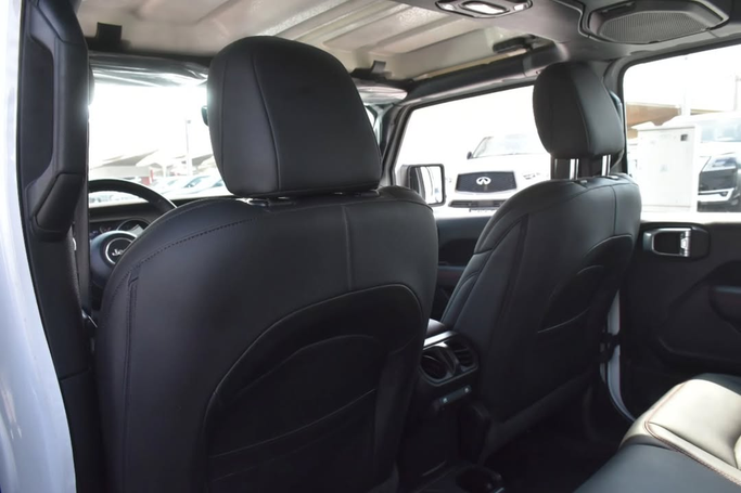 Подержанный Jeep Wrangler IV (JL), 3.6 л, 2021 в Шардже от Alfaris Used Cars Белый цвет. GCC | AUTO.AE