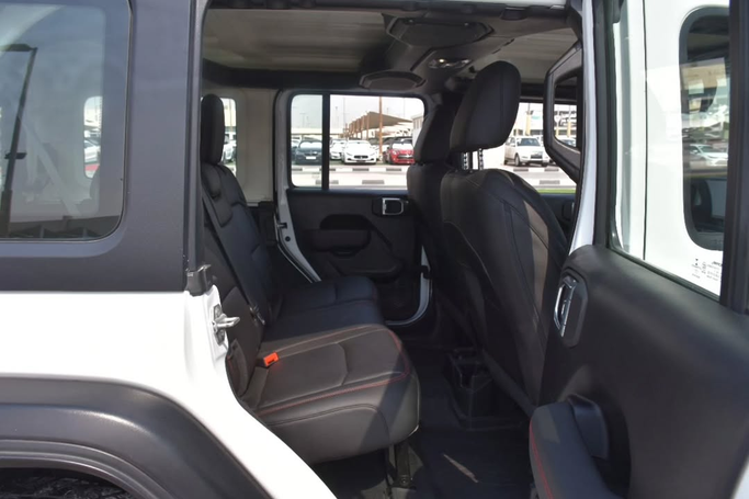 Подержанный Jeep Wrangler IV (JL), 3.6 л, 2021 в Шардже от Alfaris Used Cars Белый цвет. GCC | AUTO.AE
