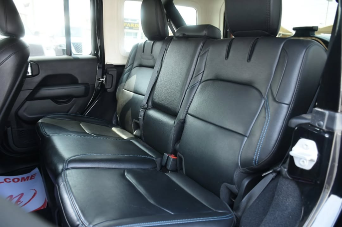 Подержанный Jeep Wrangler IV (JL), 2.0 л, 2023 в Шардже от Alfaris Used Cars Черный цвет. Other | AUTO.AE