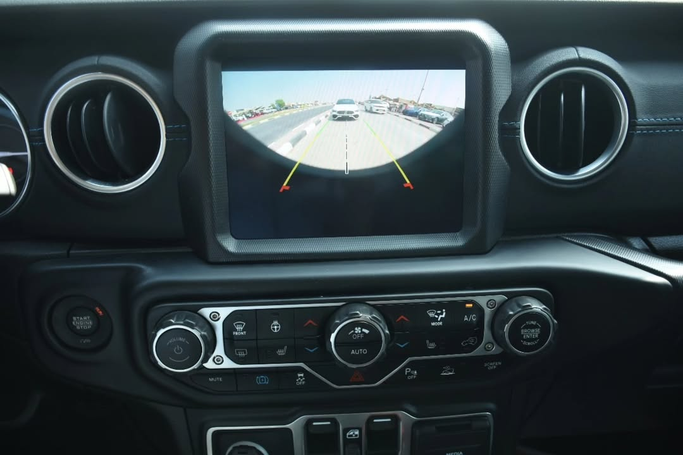 Подержанный Jeep Wrangler IV (JL), 2.0 л, 2023 в Шардже от Alfaris Used Cars Черный цвет. Other | AUTO.AE