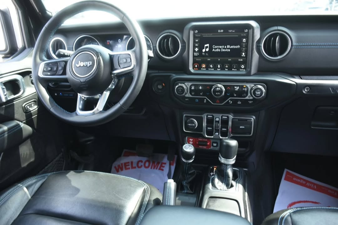 Подержанный Jeep Wrangler IV (JL), 2.0 л, 2023 в Шардже от Alfaris Used Cars Черный цвет. Other | AUTO.AE
