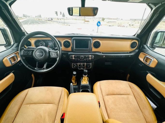 Подержанный Jeep Wrangler IV (JL), 3.6 л, 2021 в Шардже от Al Aayan Used Cars Зеленый цвет. GCC | AUTO.AE
