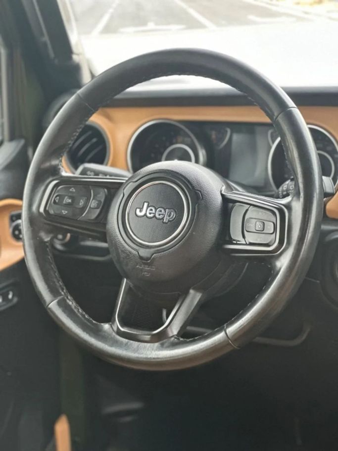 Подержанный Jeep Wrangler IV (JL), 3.6 л, 2021 в Шардже от Al Aayan Used Cars Зеленый цвет. GCC | AUTO.AE