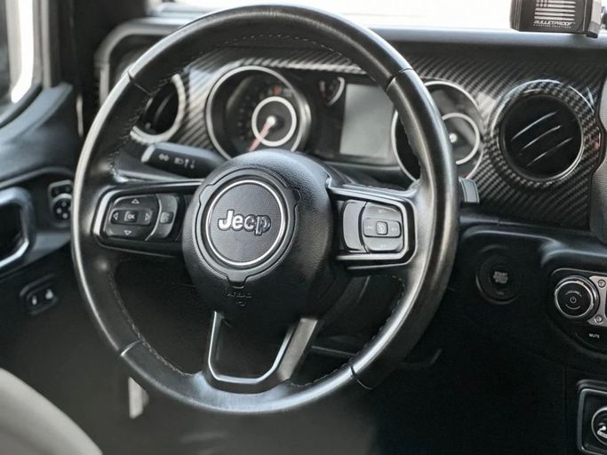Подержанный Jeep Wrangler IV (JL), 3.6 л, 2020 в Шардже от Al Aayan Used Cars Черный цвет. GCC | AUTO.AE