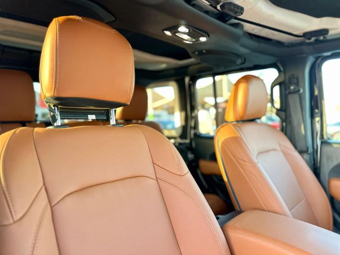Подержанный Jeep Wrangler IV (JL), 3.6 л, 2021 в Шардже от Kandy Cars Черный цвет. Other | AUTO.AE