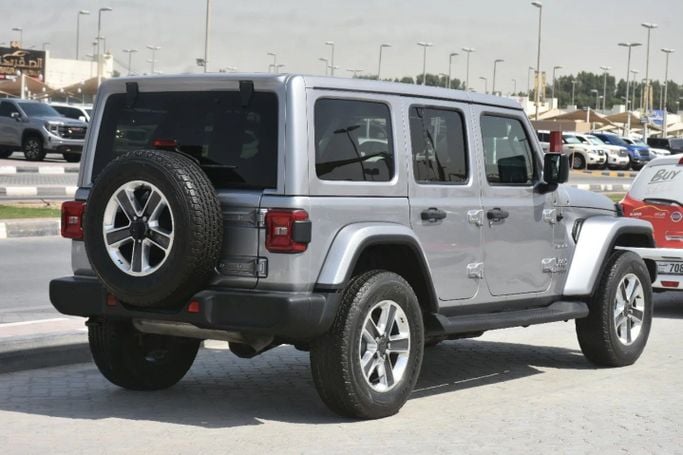 Подержанный Jeep Wrangler IV (JL), 3.6 л, 2021 в Шардже от Alfaris Used Cars Серебристый цвет. Other | AUTO.AE