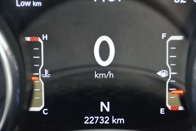 Подержанный Jeep Wrangler IV (JL), 3.6 л, 2021 в Шардже от Alfaris Used Cars Серебристый цвет. Other | AUTO.AE