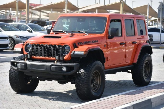 Подержанный Jeep Wrangler IV (JL), 3.6 л, 2023 в Шардже от Alfaris Used Cars Оранжевый цвет. Other | AUTO.AE