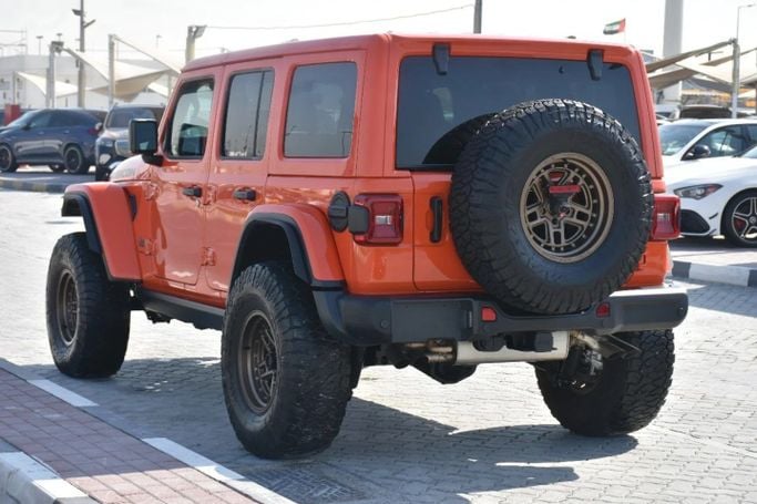 Подержанный Jeep Wrangler IV (JL), 3.6 л, 2023 в Шардже от Alfaris Used Cars Оранжевый цвет. Other | AUTO.AE