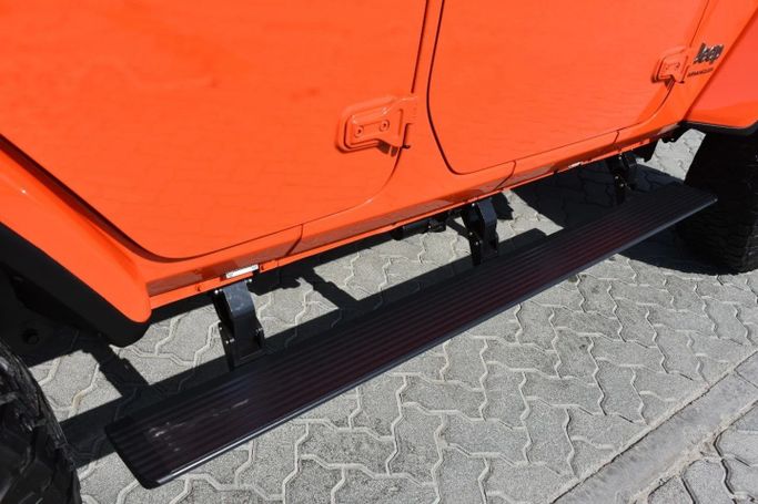 Подержанный Jeep Wrangler IV (JL), 3.6 л, 2023 в Шардже от Alfaris Used Cars Оранжевый цвет. Other | AUTO.AE