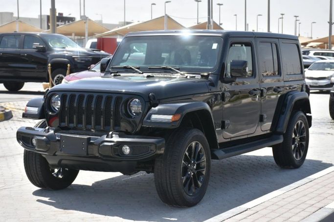 Подержанный Jeep Wrangler IV (JL), 2.0 л, 2023 в Шардже от Alfaris Used Cars Черный цвет. Other | AUTO.AE