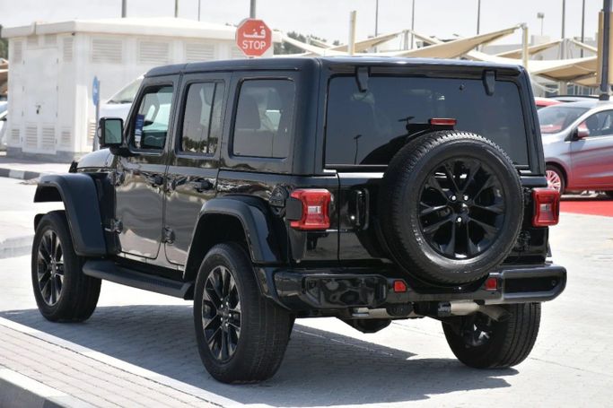 Подержанный Jeep Wrangler IV (JL), 2.0 л, 2023 в Шардже от Alfaris Used Cars Черный цвет. Other | AUTO.AE