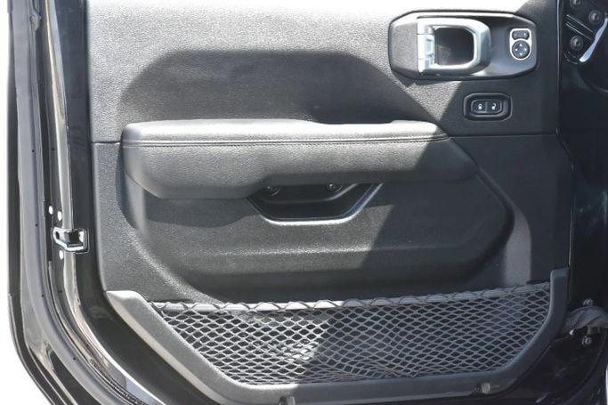 Подержанный Jeep Wrangler IV (JL), 2.0 л, 2023 в Шардже от Alfaris Used Cars Черный цвет. Other | AUTO.AE