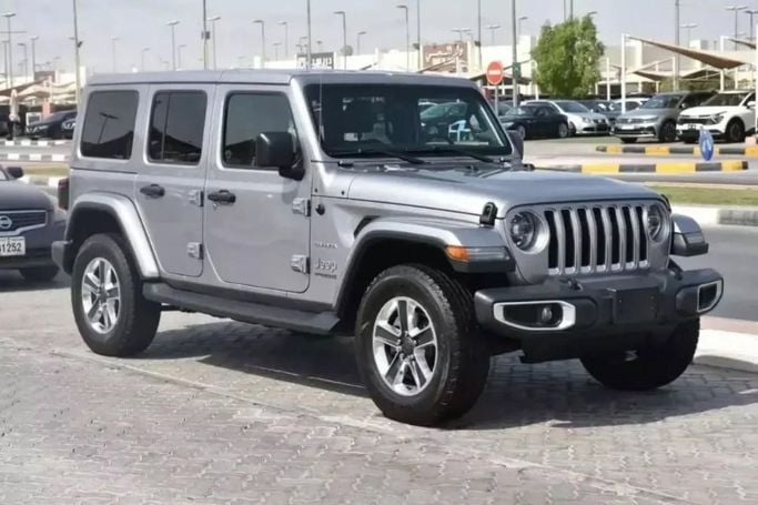 Подержанный Jeep Wrangler IV (JL), 3.6 л, 2021 в Шардже от Alfaris Used Cars Серебристый цвет. Other | AUTO.AE