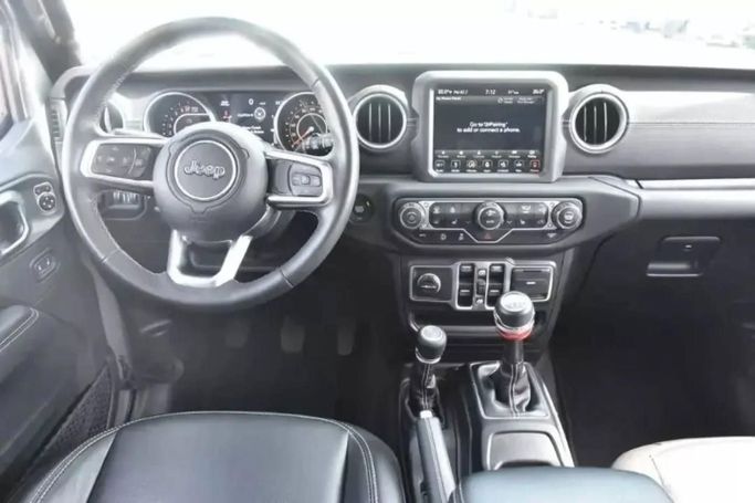 Подержанный Jeep Wrangler IV (JL), 3.6 л, 2021 в Шардже от Alfaris Used Cars Серебристый цвет. Other | AUTO.AE